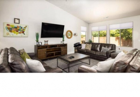 Spacious 5 bedroom house with pool access!